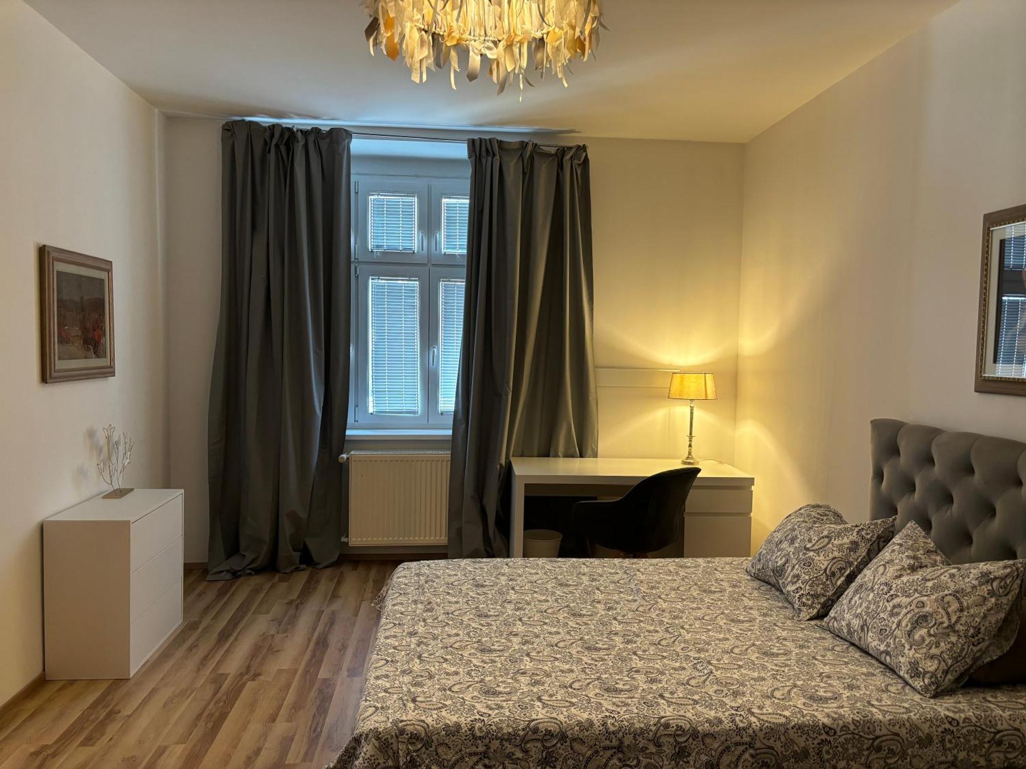 Smack In The Heart Of Old Town Apartment